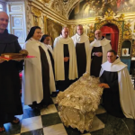 El cuerpo de Teresa de Jesús se encuentra en la capilla de la Anunciación, en la ciudad salmantina de Alba de Tormes, donde falleció