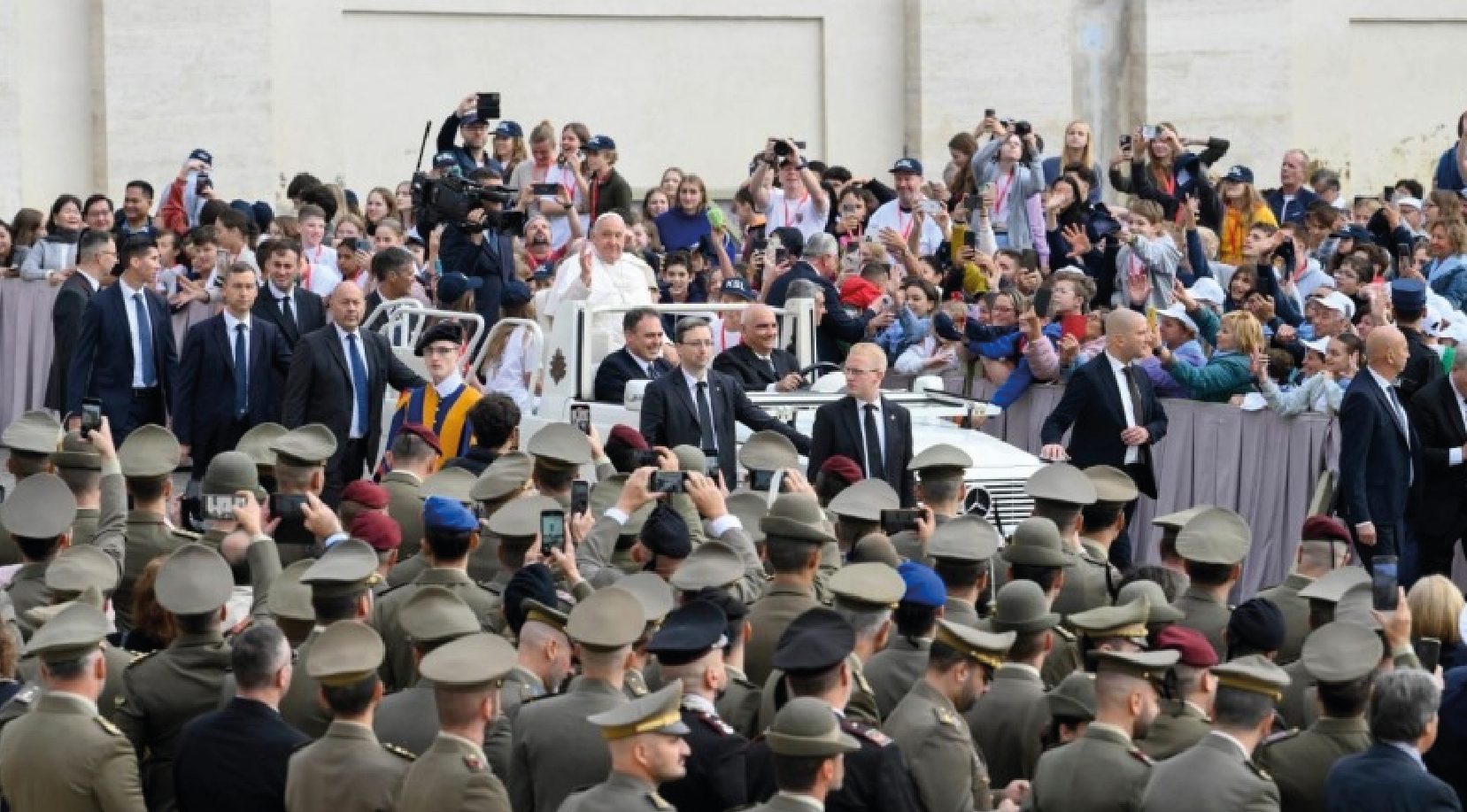 el Papa Francisco presidió la audiencia general en la Plaza de San Pedro