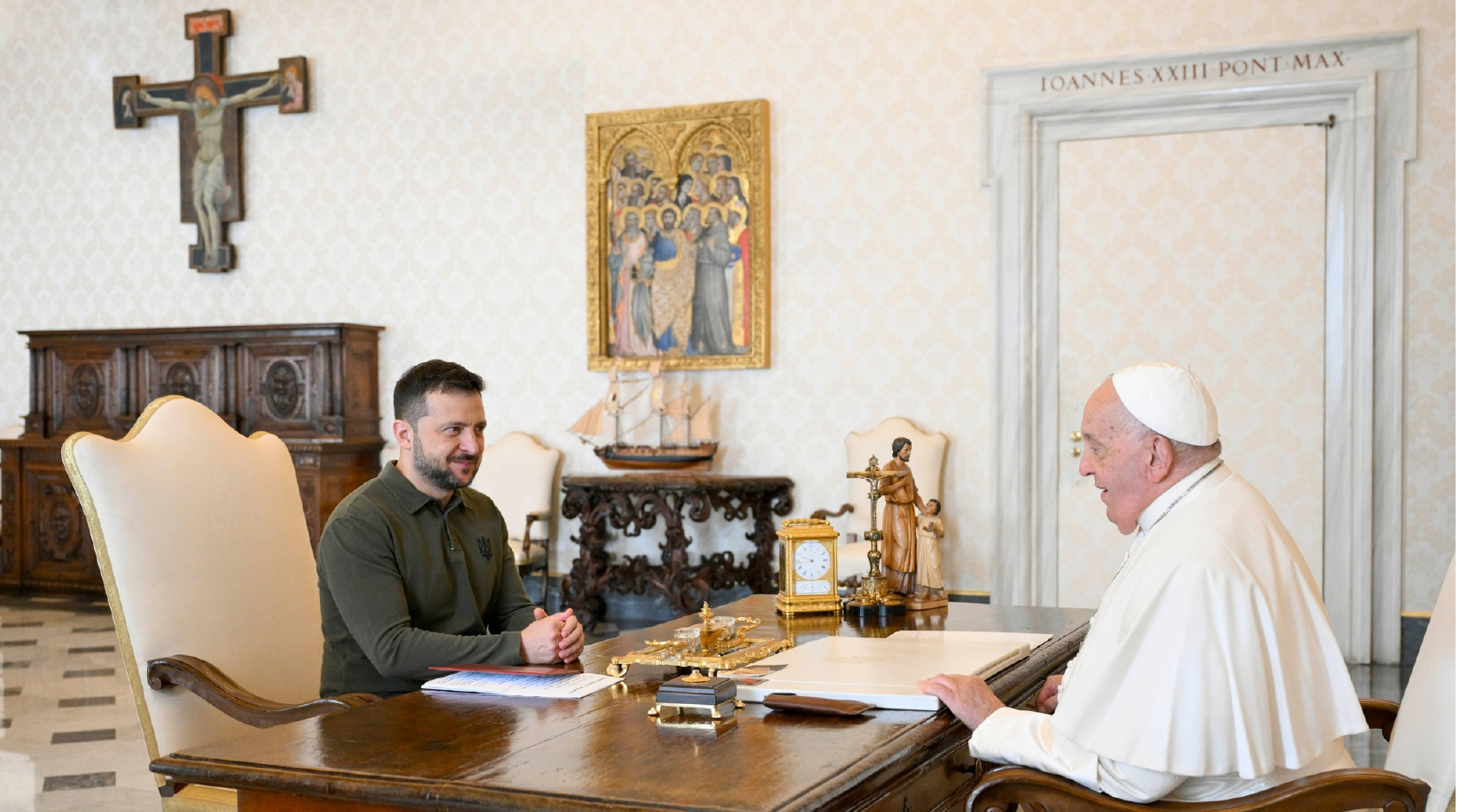 el presidente de Ucrania, Volodymyr Zelensky, mantuvo una audiencia privada con el Papa Francisco