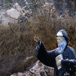 Entre los escombros, una estatua de San Charbel, el venerado patrón católico de la ciudad, estaba cubierta de polvo