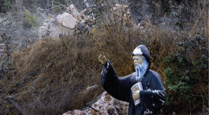 Entre los escombros, una estatua de San Charbel, el venerado patrón católico de la ciudad, estaba cubierta de polvo