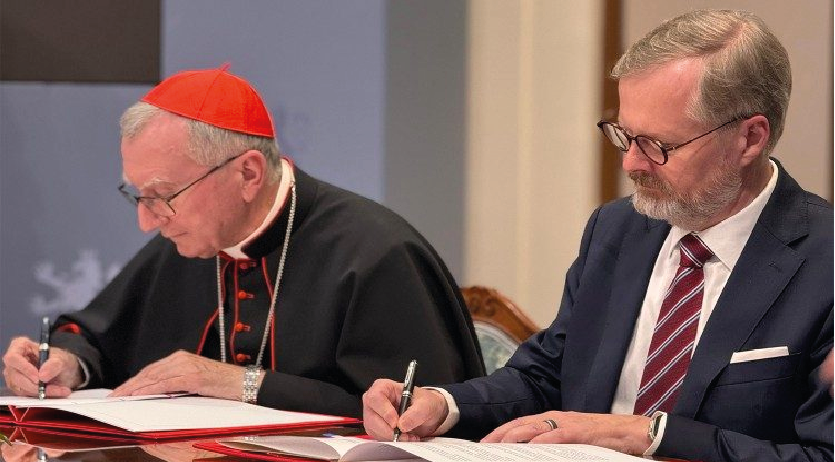 La ceremonia de firma, celebrada en la Oficina del Primer Ministro en Praga, estuvo encabezada por el cardenal Pietro Parolin