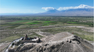 Los restos de la iglesia de planta octogonal fueron desenterrados en Artaxata, la antigua capital del reino de Armenia