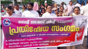 Manifestantes portan una pancarta en Ernakulam, sur de India, el 13 de octubre de 2024.