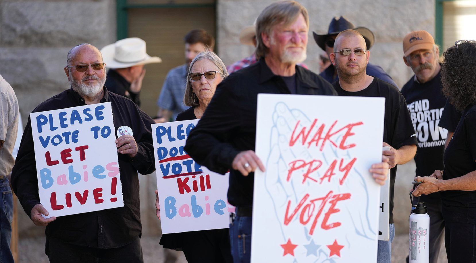 Los partidarios del antiaborto se encuentran afuera en el capitolio de Arizona, el 1 de mayo de 2024, en Phoenix. (Foto AP/Matt York, Archivo)