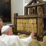 Histórico: Papa Francisco ante la cátedra del apóstol San Pedro en veneración personal