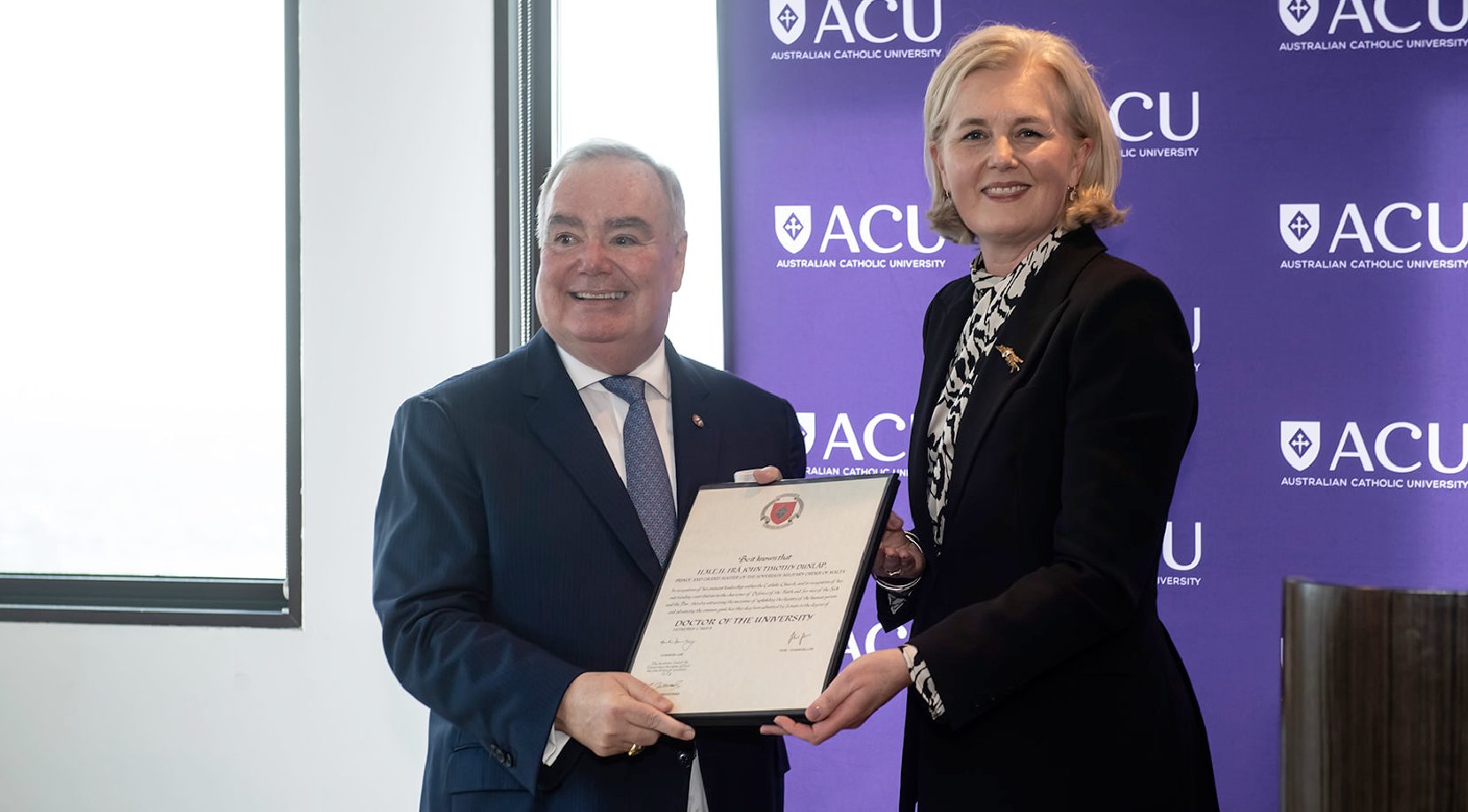 El Gran Maestre, Frey John Dunlap, ha sido investido Doctor Honoris Causa por la Australian Catholic University