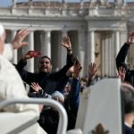 El Papa apareció con un abrigo blanco lo cual refleja el cambio del estado del tiempo en Roma