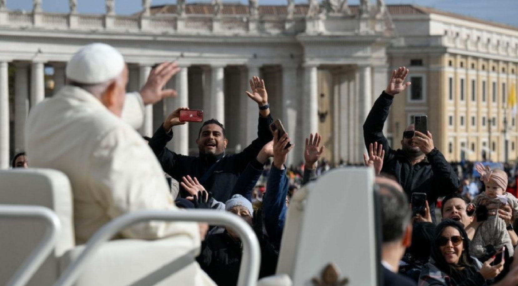 El Papa apareció con un abrigo blanco lo cual refleja el cambio del estado del tiempo en Roma