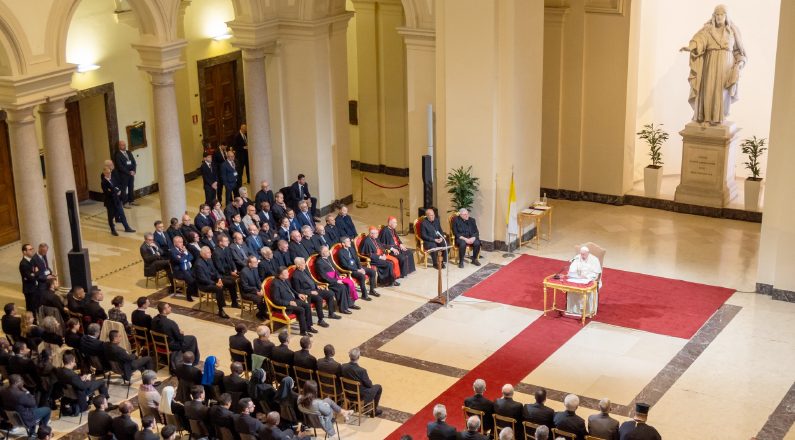 el Papa Francisco describió una visión de la educación basada en la compasión, el diálogo y la humildad