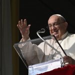 el Papa Francisco se asomó por la ventana del apartamento pontificio que da a la Plaza de San Pedro