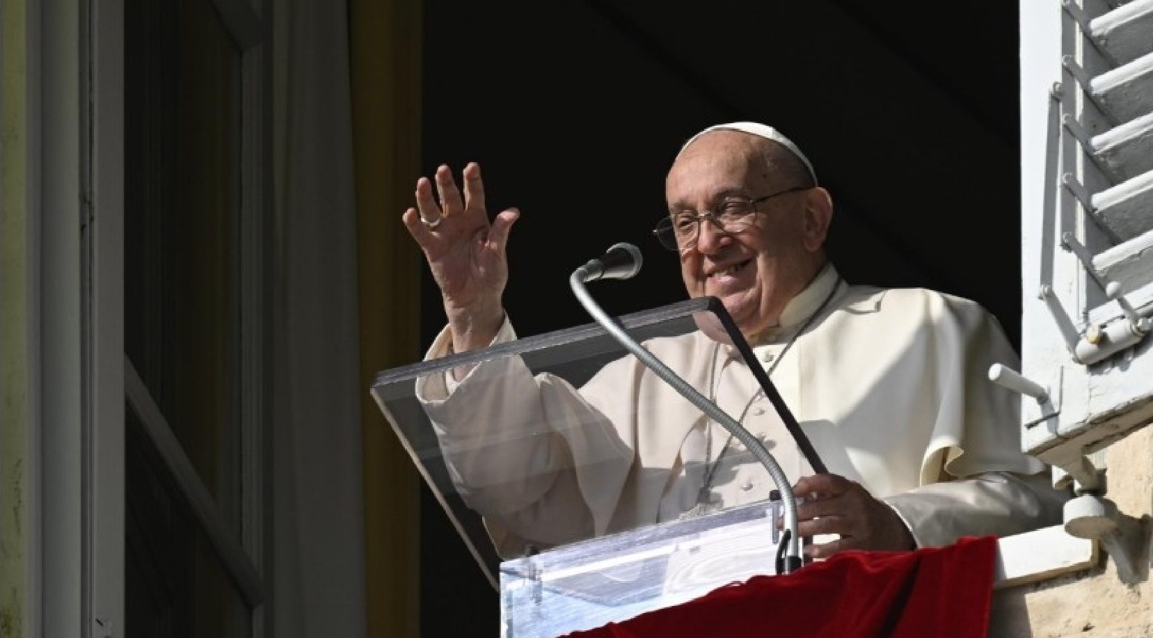 el Papa Francisco se asomó por la ventana del apartamento pontificio que da a la Plaza de San Pedro