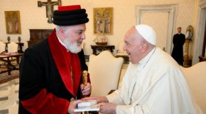 el Santo Padre Francisco y Su Santidad Mar Awa III