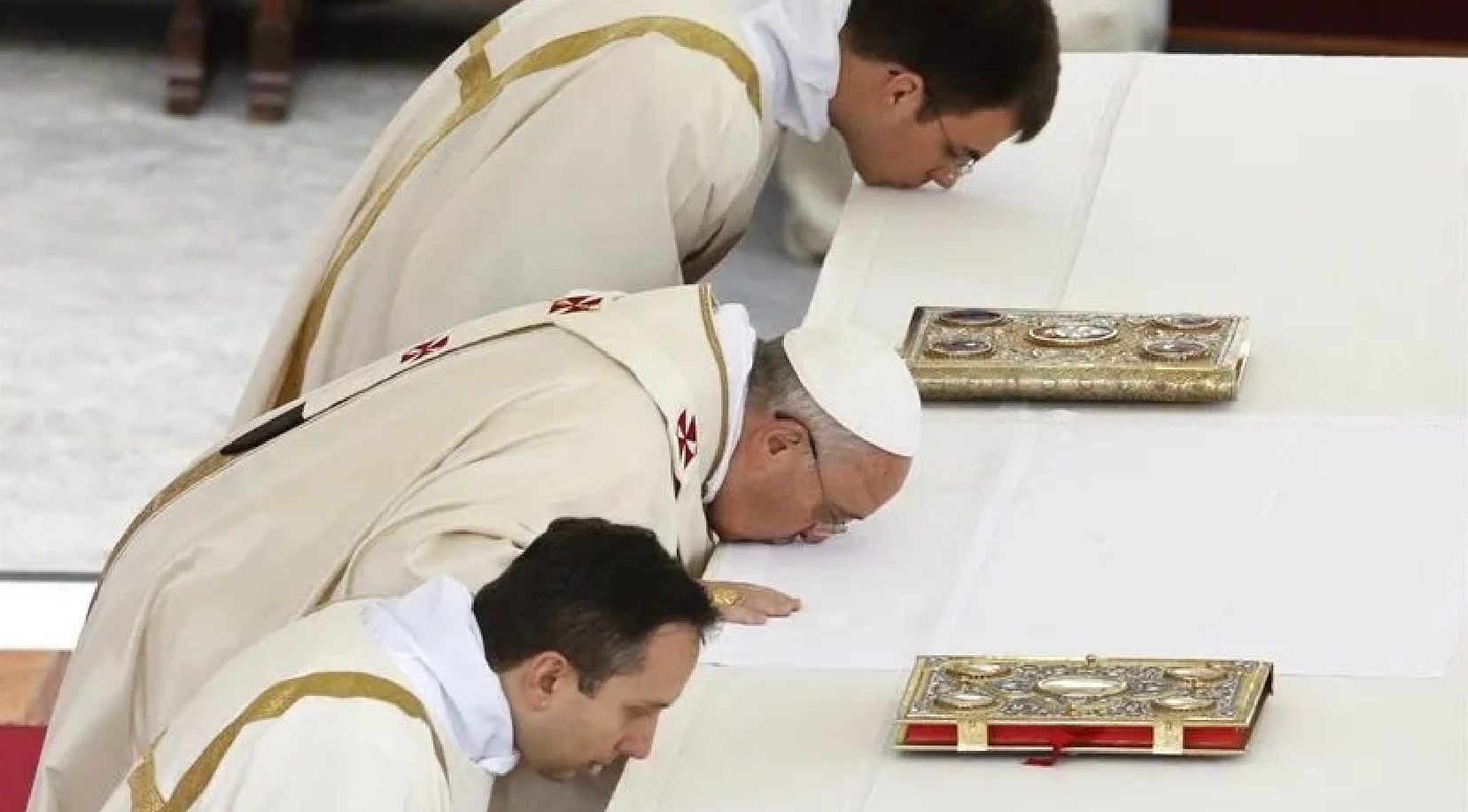 Inclinaciones hacia el altar y el celebrante