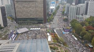 Los manifestantes se concentraron en las oraciones durante el evento que duró tres horas.