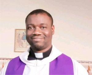 padre Thomas Oyode, rector del Seminario Menor de la Inmaculada Concepción en Agenegabode