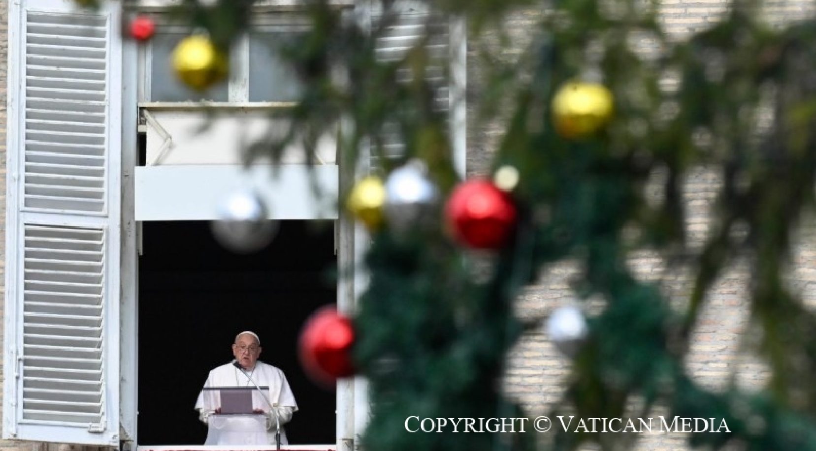 al medio día el Papa se asomó por el balcón del apartamento pontificio