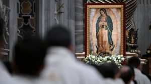 Con un cuadro de la Virgen de la Guadalupe al costado del altar principal, el Papa Francisco inició la homilía