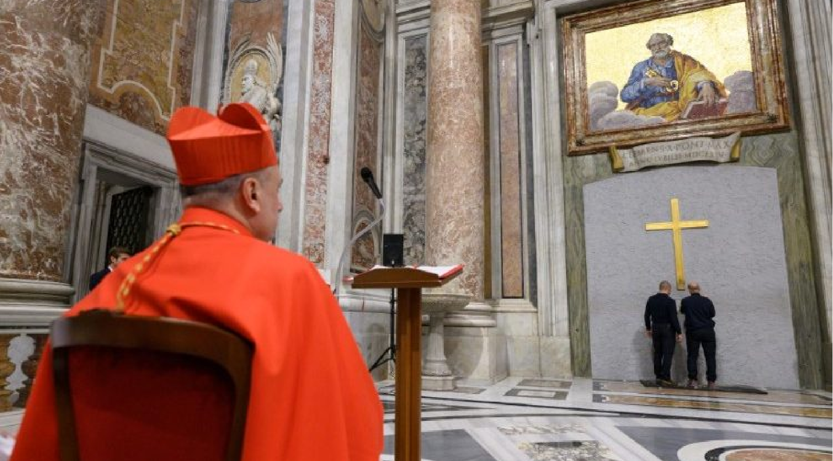 Dirigido por el cardenal Mauro Gambetti, el evento comenzó con una oración solemne