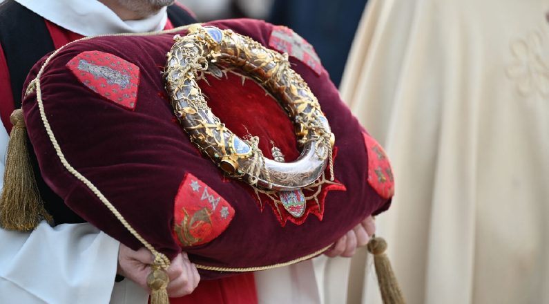 la reliquia fue reintroducida ceremoniosamente en un relicario contemporáneo de nuevo diseño