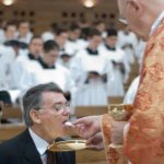 Preguntas sobre liturgia: ¿arrodillarse durante la consagración y para comulgar? Preguntas sobre liturgia: ¿arrodillarse durante la consagración y para comulgar?