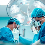 Gobierno Trump veta operaciones “de cambio de género” en menores de edad