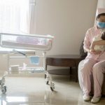 La crisis de fertilidad en China: bebés gratis, embriones subsidiados y el fantasma de la política del hijo único
