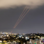 Entre drones, colonos y aulas: Cómo la violencia y la presión administrativa israelí están transformando la vida palestina