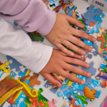 Encuesta revela los temores de la Generación Z: entre guerras y altos costos de vida, adultos no son líderes y futuro aterrador