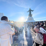 Peregrinación a monumento de Cristo Rey, en centro de México, rompe récord de participación con al menos 60 mil jóvenes Peregrinación a monumento de Cristo Rey, en centro de México, rompe récord de participación con al menos 60 mil jóvenes