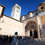 FOTOGALERÍA: 1500 personas por hora. Así fue el primer día de la histórica exposición de los restos mortales de San Francisco en Asís