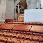 Tras repetidas profanaciones, así blindan altar principal de la basílica vaticana