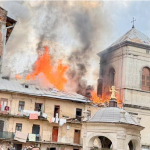 Ataque ruso incendia un histórico monasterio católico en Leópolis, Ucrania
