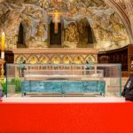 ¿Cuántas personas vieron los restos de San Francisco de Asís en mes concluido de exposición de sus restos mortales?