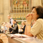 ¿Por qué las personas permanecen (o abandonan) la religión? Las interesantes respuestas de una investigación