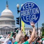 Aunque sigue siendo más a favor, encuesta revela ligera caída de apoyo al aborto en Estados Unidos