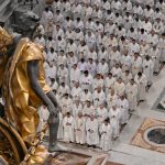 Por primera vez en cinco años, crece el número mundial de sacerdotes católicos