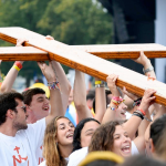 ¿Regresa una generación? Nuevos datos sugieren un sorprendente resurgimiento de la identidad católica entre la juventud española