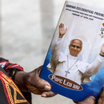 Un atentado recibe al Papa en Argelia; en Camerún lo recibe un anuncio del alto al fuego en medio de guerra civil