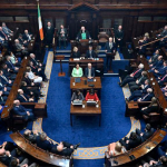 Debate sobre el aborto en Irlanda se reaviva mientras el Parlamento impulsa la eliminación del período de espera de tres días