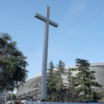 Tras visita del Papa, Madrid conservará la cruz misionera. En Valle de los Caídos, justicia detiene obras del gobierno social-comunista