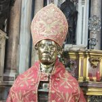 Intento de robo en la Catedral de Nápoles: migrante roba la mitra de San Génaro. Interviene el ejército