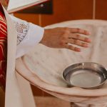 Preguntas sobre liturgia: ¿queda bendecida el agua cuando se le agrega agua sin bendecir?