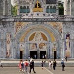 León XIV, el Santuario de Lourdes y los mosaicos de Rupnik: una visita papal mientras aparecen nuevas pruebas contra el ex jesuita