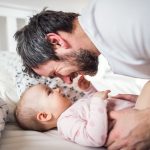 El cerebro del varón cambia (para bien) al convertirse en papá: lo que revela la revista Nature