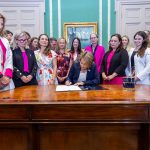 Diabólico: gobernadora “católica” de Massachusetts aprueba el asesinato de bebés en el vientre materno hasta el noveno mes