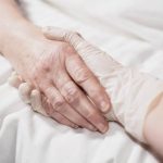 Francia aprueba la eutanasia pero blinda también el derecho a la objeción de conciencia