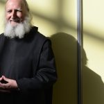 Anselm Grün niega haber ayudado a un sacerdote abusador a regresar al ministerio mientras las víctimas exigen una investigación más amplia
