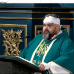 Asesina a 1 sacerdotes, hiere gravemente a otros 2: esta es la sorprendente respuesta de uno de los sobrevivientes