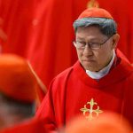 Sale el cardenal Re, llega el cardenal Tagle: por primera vez un filipino es el líder de todos los cardenales del mundo